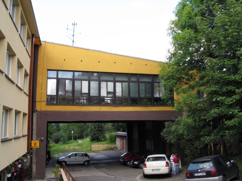 DW STORCZYK - budynek - widok od strony drogi dojazdowej